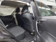 ✅ 2023 Toyota RAV4 LE • VIN: 2T3H1RFV6PC220306 • Lot: 43660739. Wystawiony na IAAI z przebiegiem 30 922 mil. Bezpłatny archiwum sprzedaży aukcyjnych z USA i szczegółowy raport historii pojazdu na DreamBid. Zdjęcie 8.