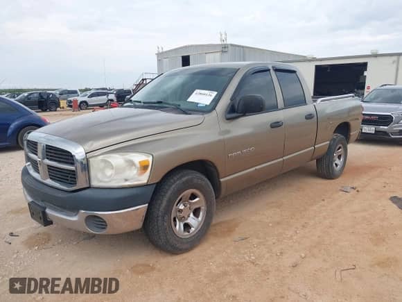 2007 Dodge 1500 ST z VIN 1D7HA18K07J583823, wystawiony jako IAAI lot #42860126 z przebiegiem 188 250 mil mil oraz . Historia ofert i sprzedaży dostępna na DreamBid. Obrazek 2.