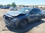 ✅ 2023 Mazda CX-50 S Premium Plus • VIN: 7MMVABEM3PN152314 • Lot: 42571147. Wystawiony na IAAI z przebiegiem 17 703 mil. Bezpłatny archiwum sprzedaży aukcyjnych z USA i szczegółowy raport historii pojazdu na DreamBid. Zdjęcie 2.