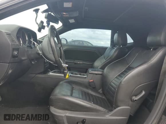 ✅ 2010 Dodge Challenger R/T Classic • VIN: 2B3CJ5DTXAH111021 • Lot: 78530134. Wystawiony na Copart z przebiegiem 68 045 mil. Bezpłatny archiwum sprzedaży aukcyjnych z USA i szczegółowy raport historii pojazdu na DreamBid. Zdjęcie 7.