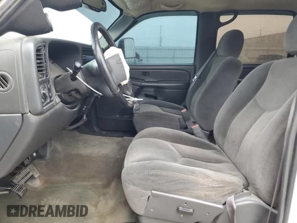 ✅ 2005 Chevrolet Silverado 2500HD LS • VIN: 1GCHK23255F863175 • Lot: 90364075. Wystawiony na Copart z przebiegiem 246 315 mil. Bezpłatny archiwum sprzedaży aukcyjnych z USA i szczegółowy raport historii pojazdu na DreamBid. Zdjęcie 7.