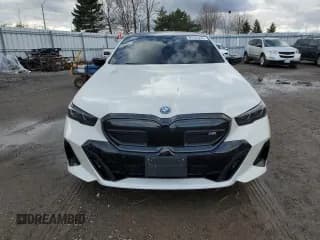 ✅ 2024 BMW i5 M60 • VIN: WBY43FK02RCS39505 • Lot: 81946234. Wystawiony na Copart z przebiegiem 14 657 mil. Bezpłatny archiwum sprzedaży aukcyjnych z USA i szczegółowy raport historii pojazdu na DreamBid. Zdjęcie 5.