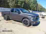 2019 Ram 1500 Tradesman z VIN 1C6RR6FTXKS515121, wystawiony jako IAAI lot #43425831 z przebiegiem 133 890 mil mil oraz . Historia ofert i sprzedaży dostępna na DreamBid. Obrazek 1.