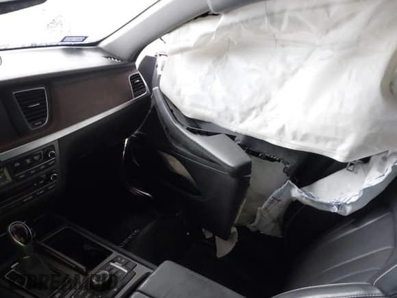 ✅ 2015 Hyundai Genesis 3.8L • VIN: KMHGN4JE2FU076883 • Lot: 41460390. Wystawiony na IAAI z przebiegiem 90 957 mil. Bezpłatny archiwum sprzedaży aukcyjnych z USA i szczegółowy raport historii pojazdu na DreamBid. Zdjęcie 5.