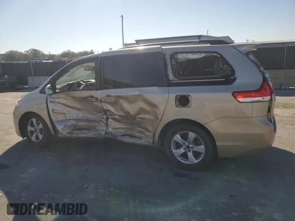 ✅ 2011 Toyota Sienna LE • VIN: 5TDKK3DC2BS135487 • Lot: 93556155. Wystawiony na Copart z przebiegiem 147 038 mil. Bezpłatny archiwum sprzedaży aukcyjnych z USA i szczegółowy raport historii pojazdu na DreamBid. Zdjęcie 2.