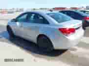 2013 Chevrolet Cruze LS z VIN 1G1PA5SH5D7145164, wystawiony jako IAAI lot #43294377 z przebiegiem 191 872 mil mil oraz . Historia ofert i sprzedaży dostępna na DreamBid. Obrazek 3.