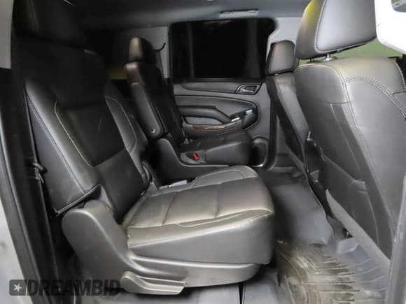 ✅ 2018 Chevrolet Suburban LT • VIN: 1GNSKHKC9JR395664 • Lot: 48152065. Wystawiony na Copart z przebiegiem 84 267 mil. Bezpłatny archiwum sprzedaży aukcyjnych z USA i szczegółowy raport historii pojazdu na DreamBid. Zdjęcie 6.