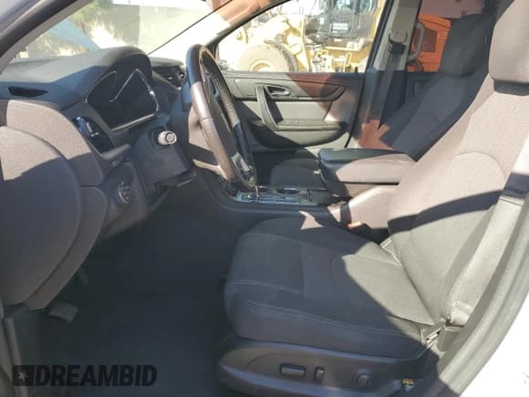 ✅ 2017 Chevrolet Traverse LT • VIN: 1GNKRGKD7HJ267088 • Lot: 82638125. Wystawiony na Copart z przebiegiem 83 811 mil. Bezpłatny archiwum sprzedaży aukcyjnych z USA i szczegółowy raport historii pojazdu na DreamBid. Zdjęcie 7.