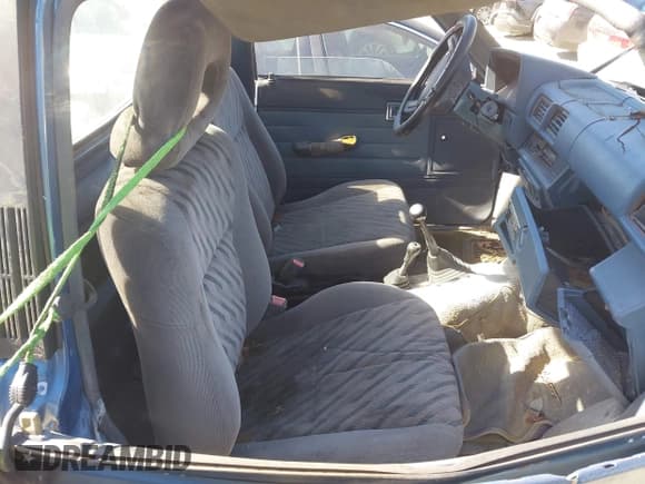 ✅ 1988 Toyota Pickup • VIN: JT4RN63A3J8007852 • Lot: 43526605. Wystawiony na IAAI z przebiegiem 318 004 mil. Bezpłatny archiwum sprzedaży aukcyjnych z USA i szczegółowy raport historii pojazdu na DreamBid. Zdjęcie 5.