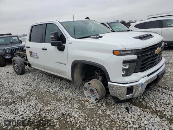 ✅ 2024 Chevrolet Silverado 2500HD • VIN: 1GB4WLE76RF281582 • Lot: 84838294. Wystawiony na Copart z przebiegiem 18 705 mil. Bezpłatny archiwum sprzedaży aukcyjnych z USA i szczegółowy raport historii pojazdu na DreamBid. Zdjęcie 4.