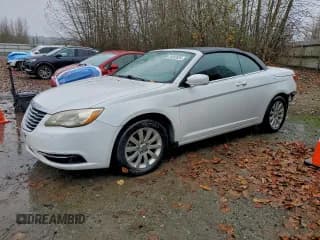 ✅ 2013 Chrysler 200 Touring • VIN: 1C3BCBEB7DN526693 • Lot: 94302625. Wystawiony na Copart z przebiegiem 131 981 mil. Bezpłatny archiwum sprzedaży aukcyjnych z USA i szczegółowy raport historii pojazdu na DreamBid. Zdjęcie 1.