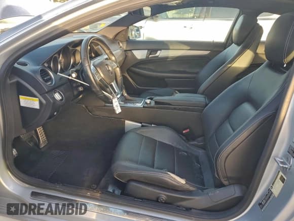 ✅ 2013 Mercedes-Benz C 250 • VIN: WDDGJ4HB6DG061557 • Lot: 94533125. Wystawiony na Copart z przebiegiem 54 355 mil. Bezpłatny archiwum sprzedaży aukcyjnych z USA i szczegółowy raport historii pojazdu na DreamBid. Zdjęcie 7.