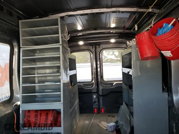 ✅ 2015 Ford Transit Cargo • VIN: 1FTNE1CM9FKA51425 • Lot: 70039184. Wystawiony na Copart z przebiegiem 146 782 mil. Bezpłatny archiwum sprzedaży aukcyjnych z USA i szczegółowy raport historii pojazdu na DreamBid. Zdjęcie 10.