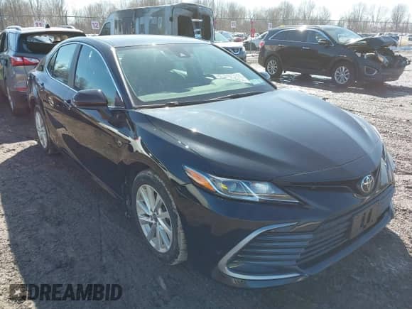 2021 Toyota Camry LE z VIN 4T1C11BK2MU033526, wystawiony jako IAAI lot #41769996 z przebiegiem 21 343 mil mil oraz . Historia ofert i sprzedaży dostępna na DreamBid. Obrazek 1.