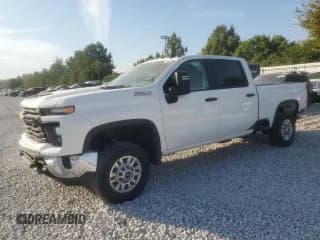 ✅ 2024 Chevrolet Silverado 2500HD Work Truck • VIN: 2GC4YLE70R1214540 • Lot: 67464355. Wystawiony na Copart z przebiegiem 17 380 mil. Bezpłatny archiwum sprzedaży aukcyjnych z USA i szczegółowy raport historii pojazdu na DreamBid. Zdjęcie 1.