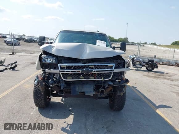✅ 2005 Chevrolet Silverado 2500HD Work Truck • VIN: 1GCHK23235F803038 • Lot: 43192366. Wystawiony na IAAI z przebiegiem 266 626 mil. Bezpłatny archiwum sprzedaży aukcyjnych z USA i szczegółowy raport historii pojazdu na DreamBid. Zdjęcie 6.