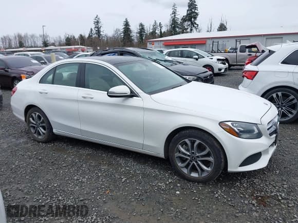 ✅ 2017 Mercedes-Benz C 300 • VIN: 55SWF4KB5HU232085 • Lot: 41852193. Wystawiony na IAAI z przebiegiem 32 651 mil. Bezpłatny archiwum sprzedaży aukcyjnych z USA i szczegółowy raport historii pojazdu na DreamBid. Zdjęcie 13.