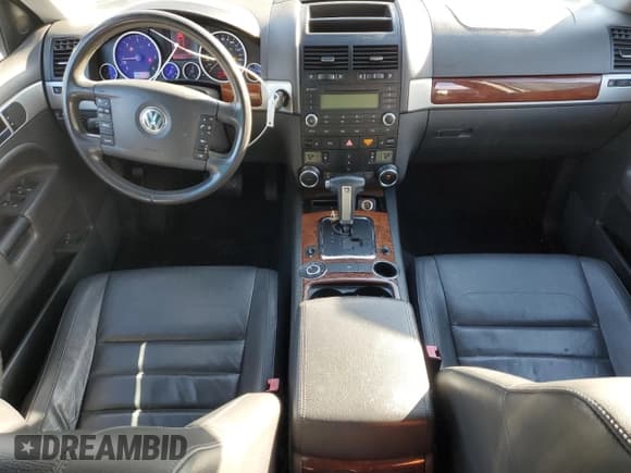 ✅ 2010 Volkswagen Touareg V6 • VIN: WVGFK7A91AD003733 • Lot: 93242775. Wystawiony na Copart z przebiegiem 192 826 mil. Bezpłatny archiwum sprzedaży aukcyjnych z USA i szczegółowy raport historii pojazdu na DreamBid. Zdjęcie 8.