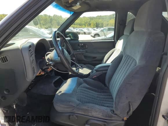 2001 Chevrolet Blazer LS z VIN 1GNCS18W81K145158, wystawiony jako Copart lot #70669324 z przebiegiem 139 629 mil mil oraz Szkoda całkowita • Salvage title. Historia ofert i sprzedaży dostępna na DreamBid. Obrazek 7.