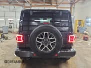 ✅ 2025 Jeep Wrangler Sahara • VIN: 1C4PJXEN2SW573927 • Lot: 93077655. Wystawiony na Copart z przebiegiem 15 031 mil. Bezpłatny archiwum sprzedaży aukcyjnych z USA i szczegółowy raport historii pojazdu na DreamBid. Zdjęcie 6.