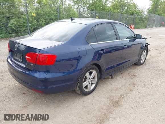 ✅ 2014 Volkswagen Jetta TDI w/Premium/Nav • VIN: 3VWLL7AJ8EM266890 • Lot: 42473906. Listed on IAAI with 146,306 mi. Free auction sales archive from the USA and detailed vehicle history report at DreamBid. Image 4.