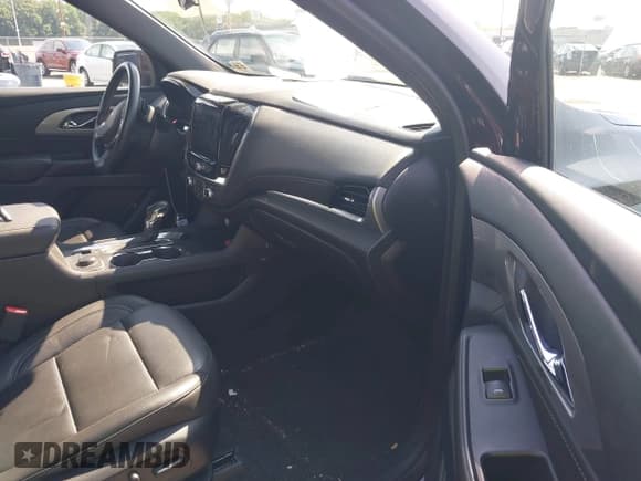 ✅ 2022 Chevrolet Traverse LT • VIN: 1GNEVHKW1NJ123001 • Lot: 42672210. Wystawiony na IAAI z przebiegiem 39 196 mil. Bezpłatny archiwum sprzedaży aukcyjnych z USA i szczegółowy raport historii pojazdu na DreamBid. Zdjęcie 5.