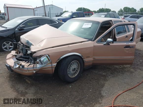 ✅ 1994 Lincoln Town Car Executive • VIN: 1LNLM81W1RY627920 • Lot: 42740742. Listed on IAAI with 133,257 mi. Free auction sales archive from the USA and detailed vehicle history report at DreamBid. Image 2.