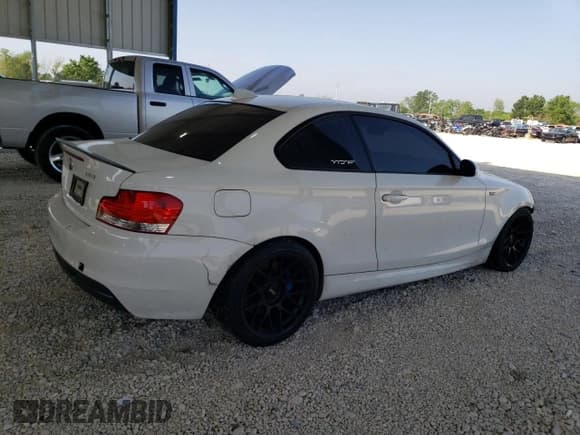 ✅ 2009 BMW 1 Series 135i • VIN: WBAUC73599VK79521 • Лот: 57122305. Опубликован ранее на Copart с пробегом 141 708 миль. Бесплатный доступ к архиву аукционных продаж из США и подробный отчёт об истории автомобиля на DreamBid. Изображение 3.