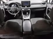 ✅ 2021 Toyota RAV4 Hybrid LE • VIN: 4T3LWRFV4MU038190 • Lot: 65941945. Wystawiony na Copart z przebiegiem 127 462 mil. Bezpłatny archiwum sprzedaży aukcyjnych z USA i szczegółowy raport historii pojazdu na DreamBid. Zdjęcie 8.