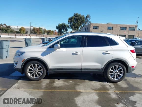 ✅ 2017 Lincoln MKC Select • VIN: 5LMCJ2C98HUL33379 • Lot: 43775018. Listed on IAAI with 79,297 mi. Free auction sales archive from the USA and detailed vehicle history report at DreamBid. Image 14.