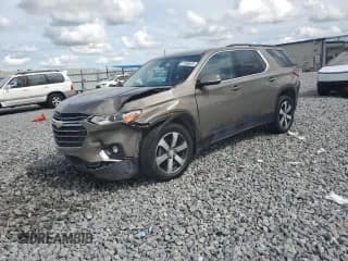 ✅ 2020 Chevrolet Traverse LT • VIN: 1GNERHKW9LJ146236 • Lot: 71595675. Wystawiony na Copart z przebiegiem 135 843 mil. Bezpłatny archiwum sprzedaży aukcyjnych z USA i szczegółowy raport historii pojazdu na DreamBid. Zdjęcie 1.