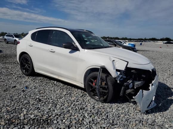✅ 2020 Alfa Romeo Stelvio Ti • VIN: ZASPAKBN6L7C83068 • Lot: 84550965. Wystawiony na Copart z przebiegiem 78 106 mil. Bezpłatny archiwum sprzedaży aukcyjnych z USA i szczegółowy raport historii pojazdu na DreamBid. Zdjęcie 4.