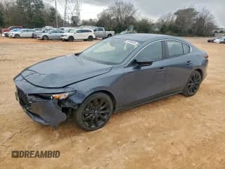 ✅ 2023 Mazda 3 S Carbon Edition • VIN: 3MZBPBCM6PM360294 • Лот: 96766485. Опубликован ранее на Copart с пробегом 56 963 миль. Бесплатный доступ к архиву аукционных продаж из США и подробный отчёт об истории автомобиля на DreamBid. Изображение 1.