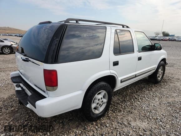 ✅ 2000 Chevrolet Blazer LS • VIN: 1GNDT13W5YK222507 • Lot: 70725905. Wystawiony na Copart z przebiegiem 151 959 mil. Bezpłatny archiwum sprzedaży aukcyjnych z USA i szczegółowy raport historii pojazdu na DreamBid. Zdjęcie 3.