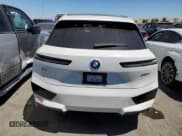 ✅ 2023 BMW iX xDrive50 • VIN: WB523CF07PCM54839 • Lot: 65070464. Wystawiony na Copart z przebiegiem 21 891 mil. Bezpłatny archiwum sprzedaży aukcyjnych z USA i szczegółowy raport historii pojazdu na DreamBid. Zdjęcie 6.