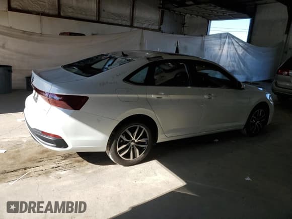 ✅ 2025 Volkswagen Jetta SE • VIN: 3VW7X7BU2SM046803 • Лот: 86322675. Опубликован ранее на Copart с пробегом 7 215 миль. Бесплатный доступ к архиву аукционных продаж из США и подробный отчёт об истории автомобиля на DreamBid. Изображение 3.