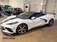 ✅ 2022 Chevrolet Corvette 1LT • VIN: 1G1YA2D46N5107050 • Lot: 62793555. Wystawiony na Copart z przebiegiem 6 929 mil. Bezpłatny archiwum sprzedaży aukcyjnych z USA i szczegółowy raport historii pojazdu na DreamBid. Zdjęcie 2.