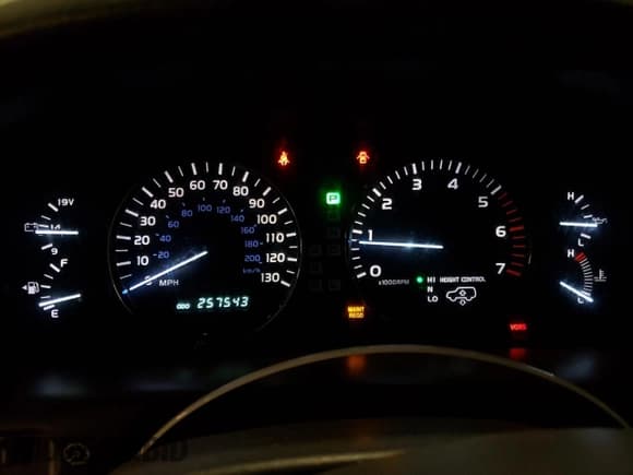 ✅ 2004 Lexus LX 470 • VIN: JTJHT00W843548361 • Lot: 76465204. Wystawiony na Copart z przebiegiem 257 543 mil. Bezpłatny archiwum sprzedaży aukcyjnych z USA i szczegółowy raport historii pojazdu na DreamBid. Zdjęcie 9.