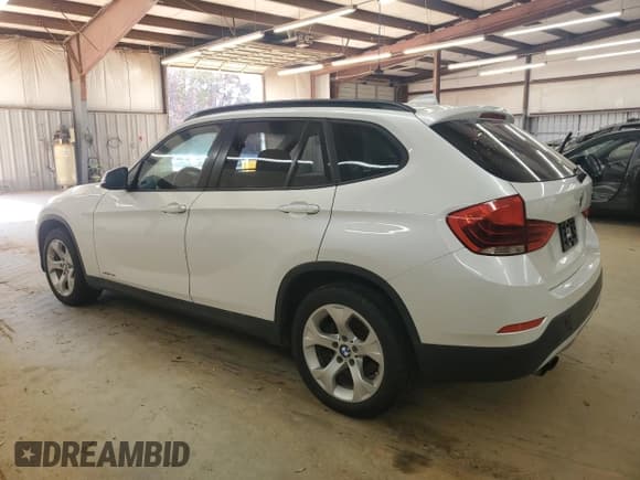 ✅ 2015 BMW X1 sDrive28i • VIN: WBAVM1C51FV315471 • Lot: 92637165. Wystawiony na Copart z przebiegiem 168 934 mil. Bezpłatny archiwum sprzedaży aukcyjnych z USA i szczegółowy raport historii pojazdu na DreamBid. Zdjęcie 2.