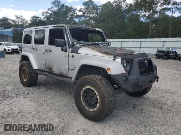 ✅ 2011 Jeep Wrangler Unlimited Sahara • VIN: 1J4BA5H10BL506715 • Lot: 85716925. Wystawiony na Copart z przebiegiem Nie podano. Bezpłatny archiwum sprzedaży aukcyjnych z USA i szczegółowy raport historii pojazdu na DreamBid. Zdjęcie 4.