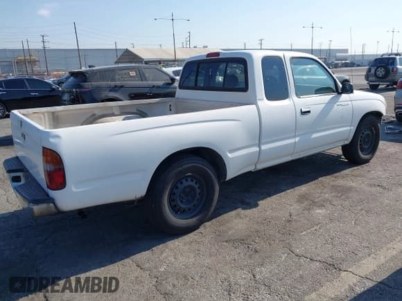 ✅ 1999 Toyota Tacoma • VIN: 4TAVL52N9XZ558305 • Lot: 42927686. Wystawiony na IAAI z przebiegiem 352 414 mil. Bezpłatny archiwum sprzedaży aukcyjnych z USA i szczegółowy raport historii pojazdu na DreamBid. Zdjęcie 4.