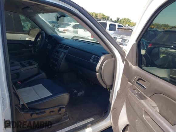 ✅ 2011 Chevrolet Tahoe Commercial • VIN: 1GNLC2E08BR172212 • Lot: 43362402. Wystawiony na IAAI z przebiegiem 142 028 mil. Bezpłatny archiwum sprzedaży aukcyjnych z USA i szczegółowy raport historii pojazdu na DreamBid. Zdjęcie 5.