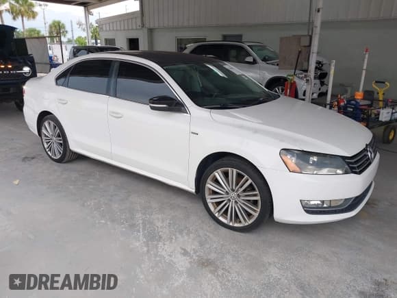 ✅ 2014 Volkswagen Passat SE • VIN: 1VWBT7A38EC078773 • Lot: 42646654. Wystawiony na IAAI z przebiegiem 138 440 mil. Bezpłatny archiwum sprzedaży aukcyjnych z USA i szczegółowy raport historii pojazdu na DreamBid. Zdjęcie 1.