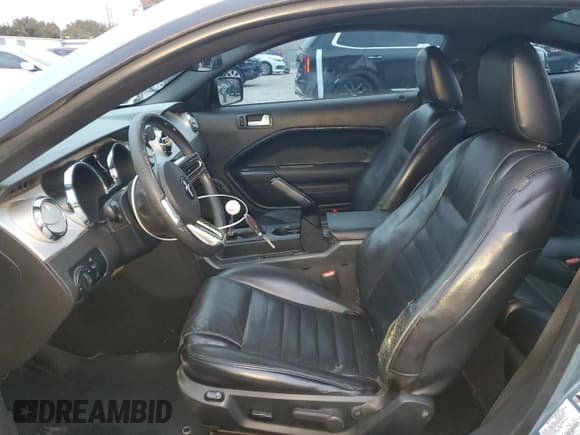 ✅ 2006 Ford Mustang GT Deluxe • VIN: 1ZVHT82H365178683 • Lot: 93030925. Wystawiony na Copart z przebiegiem 139 364 mil. Bezpłatny archiwum sprzedaży aukcyjnych z USA i szczegółowy raport historii pojazdu na DreamBid. Zdjęcie 7.