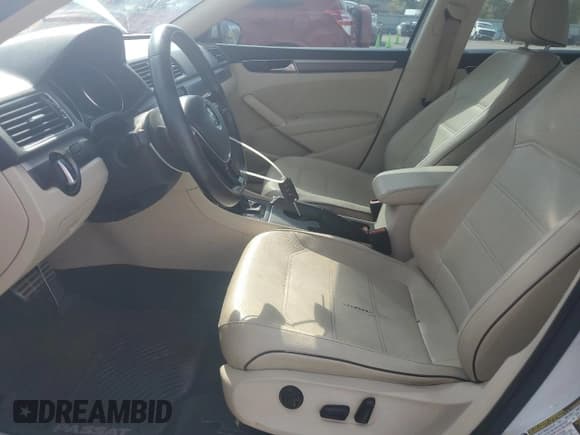 ✅ 2017 Volkswagen Passat R-Line • VIN: 1VWDT7A35HC046375 • Lot: 86240435. Wystawiony na Copart z przebiegiem 137 945 mil. Bezpłatny archiwum sprzedaży aukcyjnych z USA i szczegółowy raport historii pojazdu na DreamBid. Zdjęcie 7.