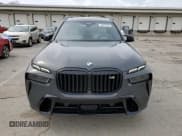 ✅ 2024 BMW X7 M60i • VIN: 5UX33EM05R9U50763 • Lot: 54937235. Wystawiony na Copart z przebiegiem 18 691 mil. Bezpłatny archiwum sprzedaży aukcyjnych z USA i szczegółowy raport historii pojazdu na DreamBid. Zdjęcie 5.