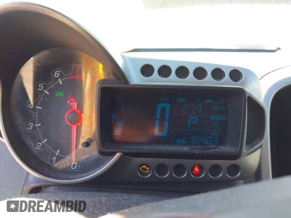 2012 Chevrolet Sonic LTZ z VIN 1G1JE5SHXC4102790, wystawiony jako IAAI lot #43554966 z przebiegiem 184 031 mil mil oraz . Historia ofert i sprzedaży dostępna na DreamBid. Obrazek 7.