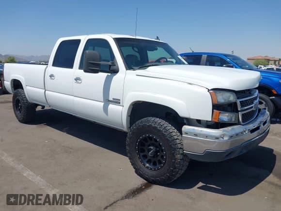 ✅ 2006 Chevrolet Silverado 2500HD LT3 • VIN: 1GCHK23D96F186182 • Лот: 42460326. Опубликован ранее на IAAI с пробегом 298 576 миль. Бесплатный доступ к архиву аукционных продаж из США и подробный отчёт об истории автомобиля на DreamBid. Изображение 1.