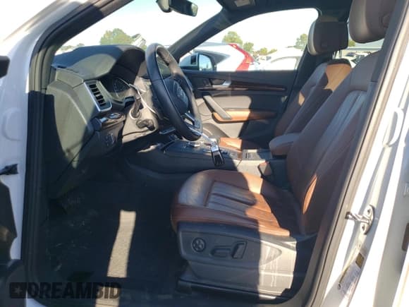 ✅ 2020 Audi Q5 Premium • VIN: WA1ANAFY1L2092022 • Lot: 82307155. Wystawiony na Copart z przebiegiem 51 895 mil. Bezpłatny archiwum sprzedaży aukcyjnych z USA i szczegółowy raport historii pojazdu na DreamBid. Zdjęcie 7.