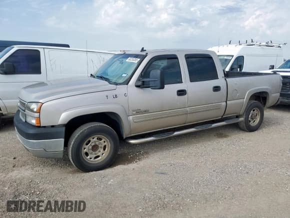 ✅ 2006 Chevrolet Silverado 2500HD Work Truck • VIN: 1GCHC23D46F256314 • Лот: 68255355. Опубликован ранее на Copart с пробегом 325 870 миль. Бесплатный доступ к архиву аукционных продаж из США и подробный отчёт об истории автомобиля на DreamBid. Изображение 1.